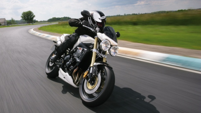 2009 Triumph Street Triple - On the Track
