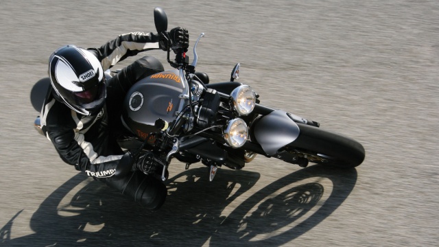 2009 Triumph Street Triple R - Corner Carver