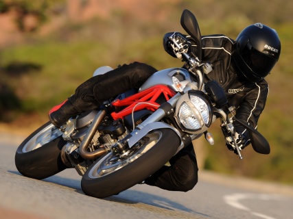 2009 Ducati Monster 1100 - Corner Carver: The redesigned Ducati Monster 1100 