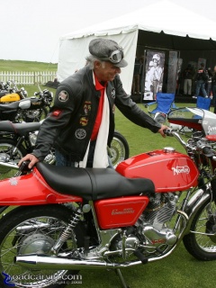 Norton 850 Commando: An great looking Norton 850 Commando and a rider with the perfect outfit.