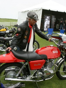 Norton 850 Commando: An great looking Norton 850 Commando and a rider with the perfect outfit.