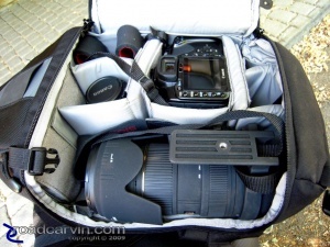 The Lowepro 200 All-Weather can be used with larger lenses as well: With a bit of creative packing